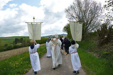 Bittprozession an der Weingartenkapelle (Foto: Karl-Franz Thiede)